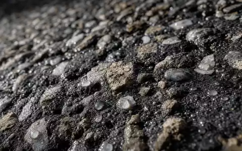 Makroaufnahme von Asphalt und Beton zeigt Baumaterialien im GeschÀft von Eiffage S.A., ISIN FR0000130452 - Foto: THN