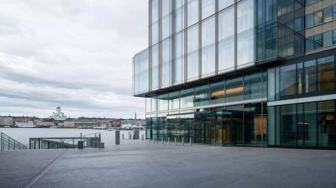 Generisches Glas-Bankgebäude an Helsinkis Uferpromenade, unbrandet, nordische Skyline