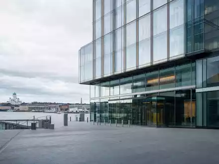Nordea Bank Abp (FI4000297767): fotorealistisches generisches Bankgebäude am Wasser in Helsinki, unbrandet, Nordic Skyline - Foto: THN