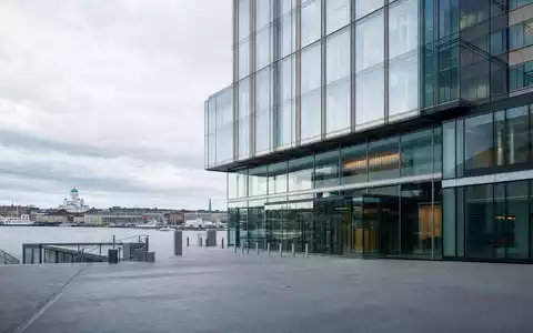 Nordea Bank Abp (FI4000297767): fotorealistisches generisches Bankgebäude am Wasser in Helsinki, unbrandet, Nordic Skyline - Foto: THN
