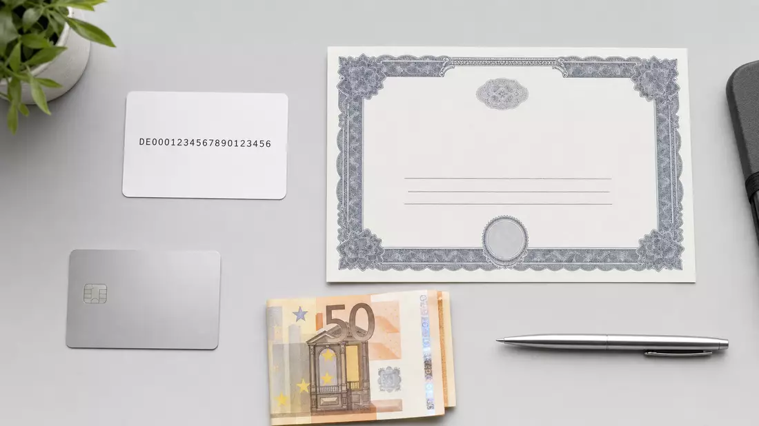 Flatlay generischer Finanzobjekte: Karte, Zertifikat, Kreditkarte, Euro-Geldschein, unbrandet