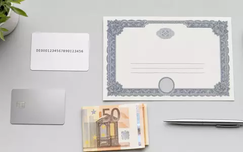 Nordea Bank Abp (FI4000297767): Flatlay mit generischer ISIN-Karte, Aktienzertifikat, Kreditkarte und Euro-Banknote, unbrandet - Foto: THN