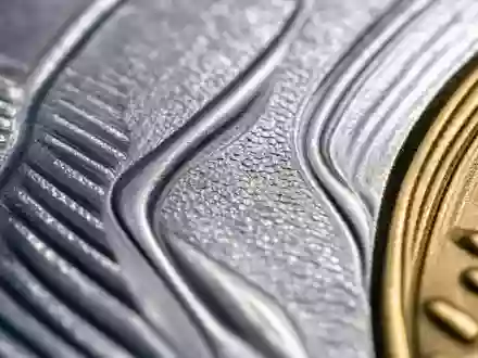 Nordea Bank Abp (FI4000297767): Makroaufnahme einer generischen Münzoberfläche mit metallischer Textur, unbrandet, detailreich - Foto: THN