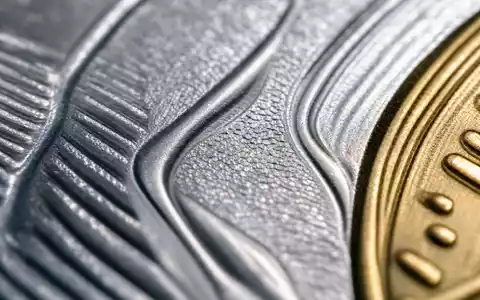 Nordea Bank Abp (FI4000297767): Makroaufnahme einer generischen Münzoberfläche mit metallischer Textur, unbrandet, detailreich - Foto: THN