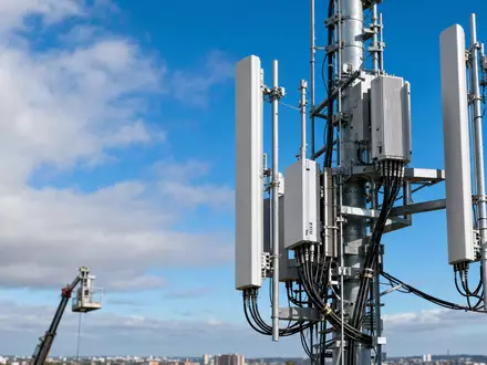 Nokia Oyj (FI0009000681) 5G-Antennenmast in fotorealistischer Aufnahme zeigt moderne Netzwerkausrüster-Technologie im Sonnenlicht - Foto: THN