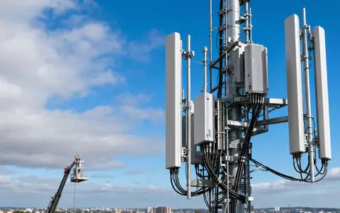 Nokia Oyj (FI0009000681) 5G-Antennenmast in fotorealistischer Aufnahme zeigt moderne Netzwerkausrüster-Technologie im Sonnenlicht - Foto: THN