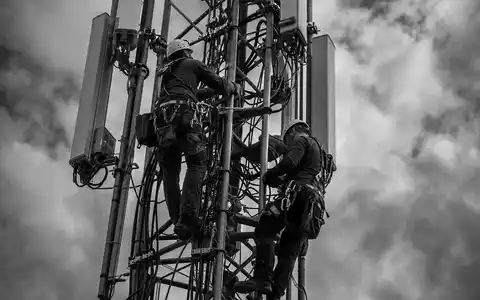 Nokia Oyj (FI0009000681) Schwarz-Weiß-Reportage zeigt Ingenieure bei Wartungsarbeiten am Sendemast der Netzwerkbranche - Foto: THN