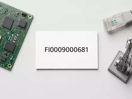 Nokia Oyj (FI0009000681) Flatlay-Komposition mit ISIN-Karte, Platine, Netzwerkkabel und Antennen-Miniaturmodell auf hellem Tisch - Foto: THN