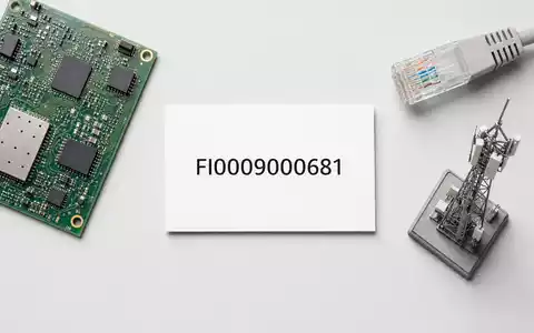 Nokia Oyj (FI0009000681) Flatlay-Komposition mit ISIN-Karte, Platine, Netzwerkkabel und Antennen-Miniaturmodell auf hellem Tisch - Foto: THN