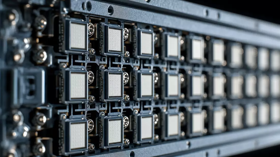 Extreme Makroaufnahme eines Massive-MIMO-Antennen-Arrays mit Metallstruktur