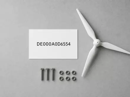 Nordex SE (DE000A0D6554) als Flatlay mit ISIN-Karte, Rotorblatt-Miniatur und Metallbolzen auf grauer Fläche - Foto: THN