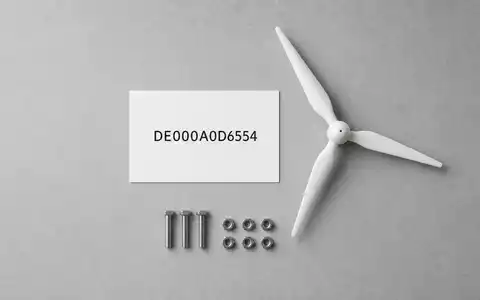 Nordex SE (DE000A0D6554) als Flatlay mit ISIN-Karte, Rotorblatt-Miniatur und Metallbolzen auf grauer Fläche - Foto: THN