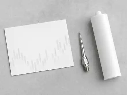 Nordson Corporation US6556631025 als Flatlay mit generischer Finanzkarte, Präzisionsdüse und unmarkierter Klebstoffkartusche - Foto: THN
