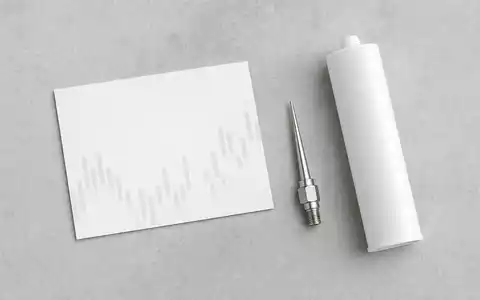 Nordson Corporation US6556631025 als Flatlay mit generischer Finanzkarte, Präzisionsdüse und unmarkierter Klebstoffkartusche - Foto: THN