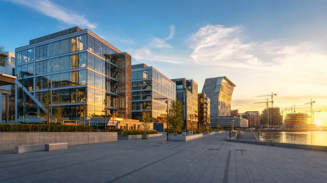 Fotorealistische moderne Büroimmobilie in Stockholm mit Glasfassade und urbaner Skyline