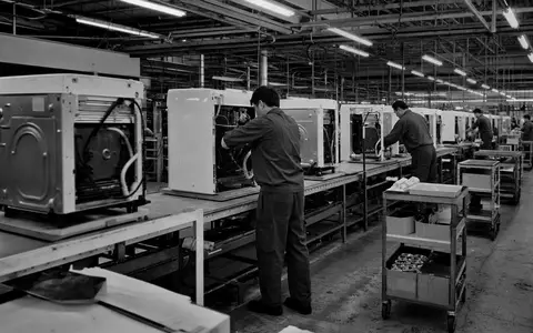 Electrolux AB (ISIN SE0016589188) im dokumentarischen Schwarzweiß-Stil zeigt Arbeiter an einer Montagelinie für Haushaltsgeräte - Foto: THN