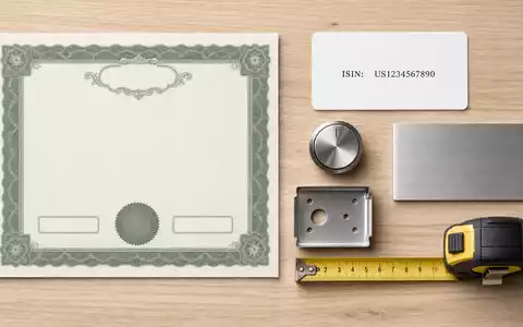 Electrolux AB (ISIN SE0016589188) im Flatlay-Arrangement zeigt Aktienzertifikat, ISIN-Karte und typische Hausgeräte-Werkzeuge übersichtlich angeordnet - Foto: THN