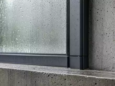 Castellum AB (SE0021921319) verwaltet hochwertige GebĂ€udehĂŒllen, hier als Makroaufnahme einer Glasfassade mit Betonstruktur gezeigt - Foto: THN
