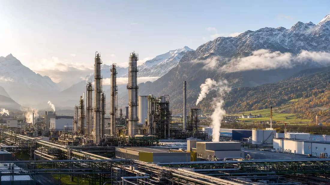 Chemiewerk in den Alpen, symbolisch für EMS-Chemie Holding AG