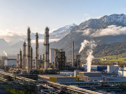 Fotorealistische Ansicht einer Chemieanlage symbolisiert EMS-Chemie Holding AG mit ISIN CH0016440353 in Alpenlandschaft - Foto: THN