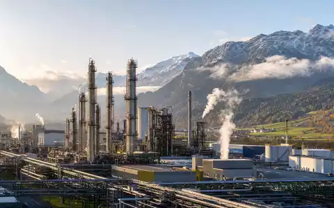 Fotorealistische Ansicht einer Chemieanlage symbolisiert EMS-Chemie Holding AG mit ISIN CH0016440353 in Alpenlandschaft - Foto: THN