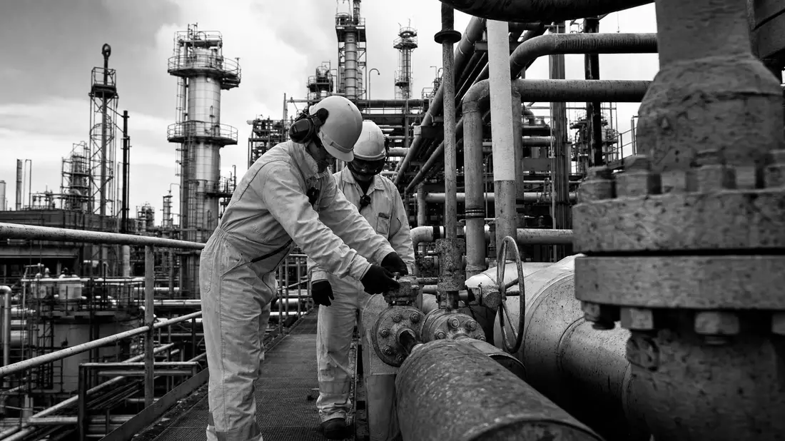 Schwarzweiß-Reportage aus einem Chemiewerk, EMS-Chemie Holding AG