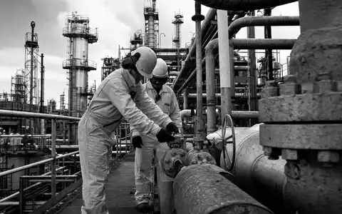 Schwarzweiß-Reportagefoto von Werksarbeitern illustriert die Industrie von EMS-Chemie Holding AG, ISIN CH0016440353, dokumentarisch fotografiert - Foto: THN