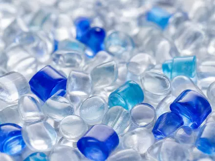 Makroaufnahme von Polymer-Granulat veranschaulicht das Kerngeschäft von EMS-Chemie Holding AG, ISIN CH0016440353 - Foto: THN