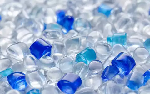 Makroaufnahme von Polymer-Granulat veranschaulicht das Kerngeschäft von EMS-Chemie Holding AG, ISIN CH0016440353 - Foto: THN