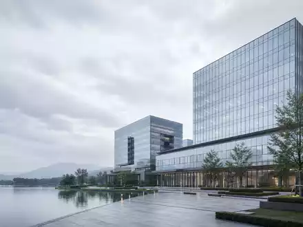 Temenos AG (CH0012453913) zeigt gläserne Firmenzentrale als architektonisches Render mit klaren Linien und modernem Design - Foto: THN