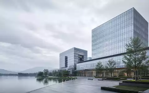 Temenos AG (CH0012453913) zeigt gläserne Firmenzentrale als architektonisches Render mit klaren Linien und modernem Design - Foto: THN