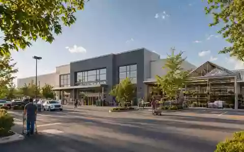 Hornbach Holding DE0006083405 zeigt modernes Baumarkt-Gebäude mit Gartencenter und Parkplatz im Sonnenlicht - Foto: THN
