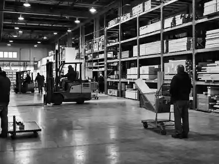 Hornbach Holding DE0006083405 dokumentarisch in Schwarzweiß mit Hochregal-Lagerhalle, Gabelstapler und arbeitenden Mitarbeitern - Foto: THN