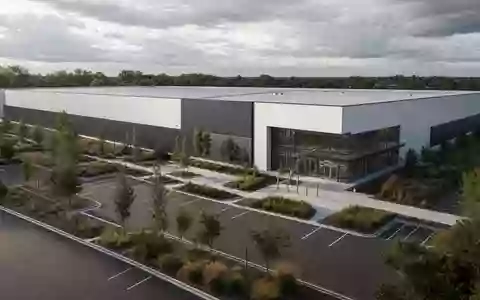 Hornbach Holding DE0006083405 als zeitgenössisches CGI-Architektur-Rendering eines modernen minimalistischen europäischen Einzelhandels-Logistikgebäudes mit Parkflächen - Foto: THN