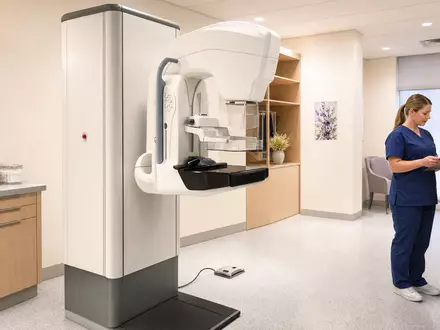 Hologic zeigt ein Mammographie Gerät in einem modernen klinischen Untersuchungsraum ISIN US4364401012 - Foto: THN