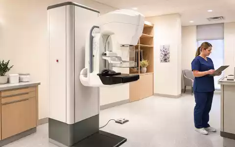 Hologic zeigt ein Mammographie Gerät in einem modernen klinischen Untersuchungsraum ISIN US4364401012 - Foto: THN