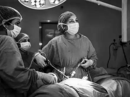 Hologic dokumentiert ein Chirurgie Team in Schwarzweiss Reportage bei einer Operation ISIN US4364401012 - Foto: THN