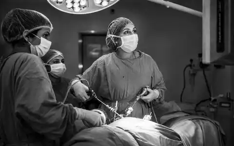 Hologic dokumentiert ein Chirurgie Team in Schwarzweiss Reportage bei einer Operation ISIN US4364401012 - Foto: THN