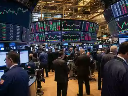 Hormel Foods US4404521001 – NYSE Handelsparkett mit Consumer Staples Sektor-Charts auf großen Screens - Foto: THN
