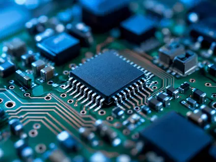 Honeywell US4448591028 extreme Makroaufnahme einer Industriesensor-Leiterplatte mit feinen Kupferbahnen und zahlreichen Microchips - Foto: THN
