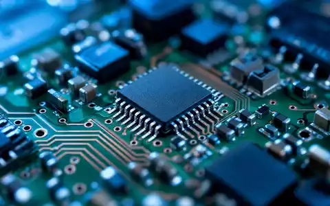 Honeywell US4448591028 extreme Makroaufnahme einer Industriesensor-Leiterplatte mit feinen Kupferbahnen und zahlreichen Microchips - Foto: THN