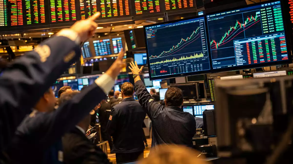 NYSE-Tradingfloor mit Händlern, REIT-Sektorkurven auf Bildschirmen, Host Hotels & Resorts
