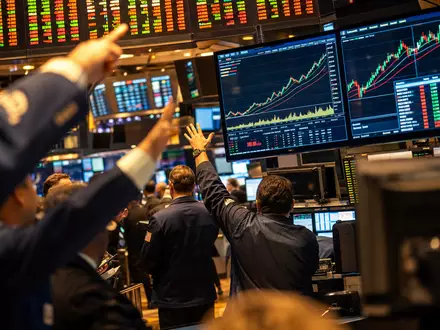 Host Hotels & Resorts US44107P1049 – Börsen-Editorial zeigt NYSE-Tradingfloor mit Händlern und REIT-Sektorkursen auf Monitoren - Foto: THN