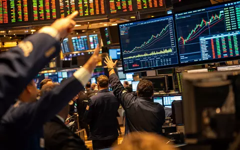 Host Hotels & Resorts US44107P1049 – Börsen-Editorial zeigt NYSE-Tradingfloor mit Händlern und REIT-Sektorkursen auf Monitoren - Foto: THN