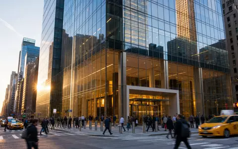 Fotorealistische Außenansicht eines modernen Bürohochhauses in Manhattan symbolisiert Moody's Corporation mit ISIN US6153691059 im Finanzviertel - Foto: THN