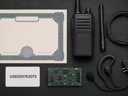 Motorola Solutions (ISIN US6200763075) Flatlay mit Aktienzertifikat, ISIN-Karte und Funkgerätekomponenten auf dunklem Tisch - Foto: THN