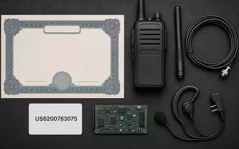 Motorola Solutions (ISIN US6200763075) Flatlay mit Aktienzertifikat, ISIN-Karte und Funkgerätekomponenten auf dunklem Tisch - Foto: THN