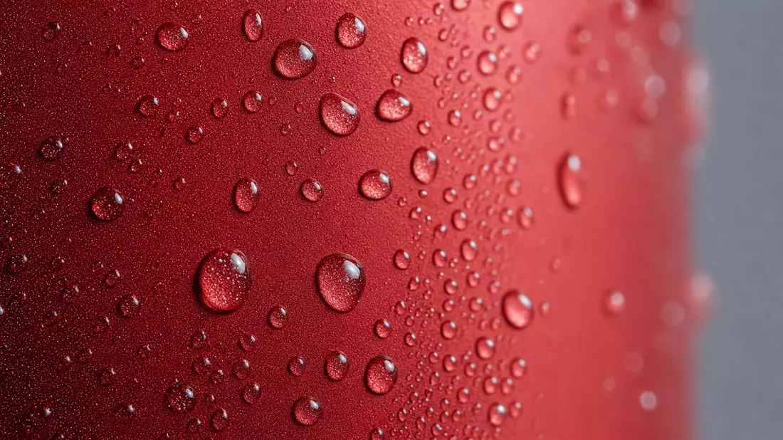 Makrofoto von Wassertropfen auf einer roten unbeschrifteten Getränkedose