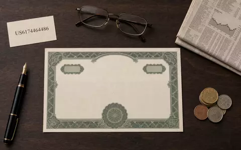 Flatlay mit Aktienzertifikat und ISIN-Karte US6174464486 stellt die Morgan Stanley Aktie thematisch dar - Foto: THN