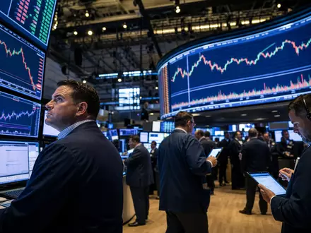 Börsen-Editorialfoto vom Trading-Floor mit Charts illustriert die Morgan Stanley Aktie mit ISIN US6174464486 - Foto: THN